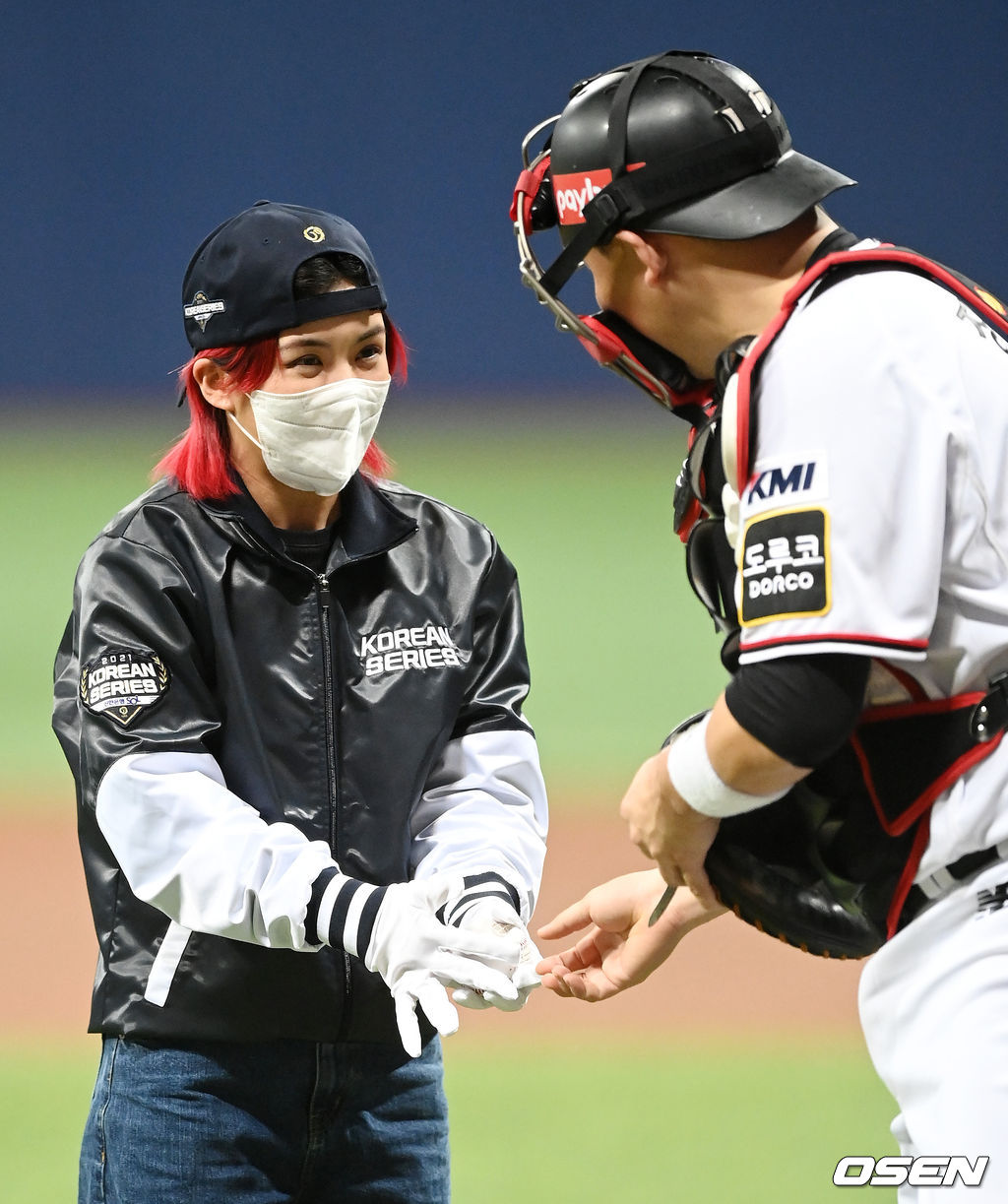 댄서 아이키가 15일 서울 고척스카이돔에서 개최된 2021 신한은행 SOL KBO 한국시리즈 2차전 경기에 앞서 시구를 마치고 KT 포수 장성우와 인사를 하고 있다. 2021.11.15 /cej@osen.co.kr