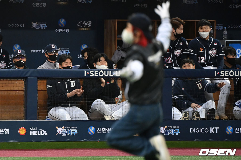15일 서울 고척스카이돔에서 개최된 2021 신한은행 SOL KBO 한국시리즈 2차전 경기에 앞서 두산 선수들이 댄서 아이키의 시구에 박수를 보내고 있다. 2021.11.15 /sunday@osen.co.kr