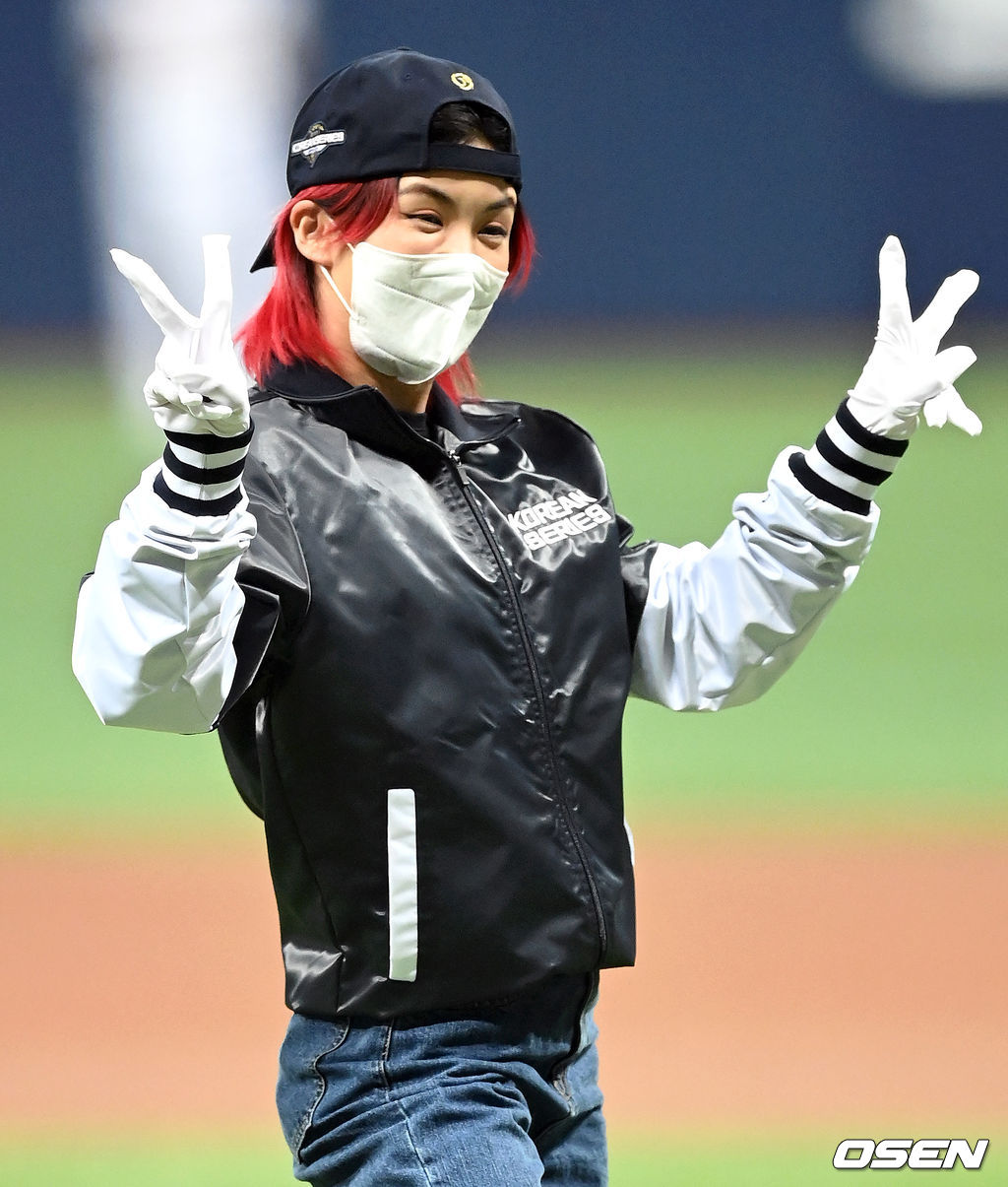 댄서 아이키가 15일 서울 고척스카이돔에서 개최된 2021 신한은행 SOL KBO 한국시리즈 2차전 경기에 앞서 멋진 춤을 선보이고 있다. 2021.11.15 /cej@osen.co.kr