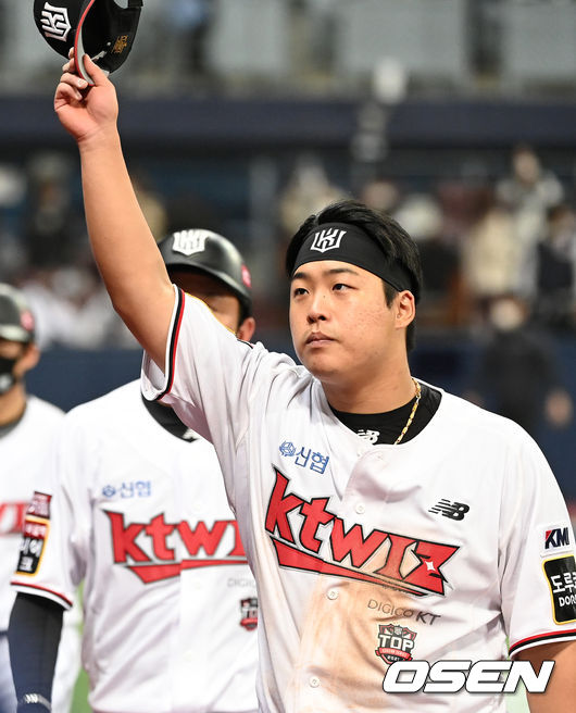 KT 강백호가 관중석을 향해 인사를 하고 있다. /sunday@osen.co.kr
