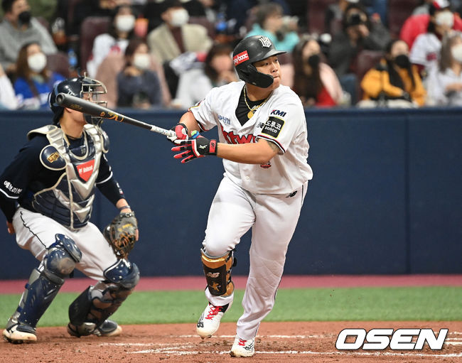 4회말 무사에서 KT 강백호가 좌전 안타를 치고 있다. /sunday@osen.co.kr