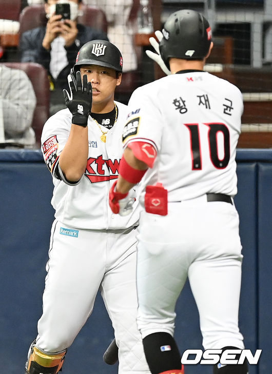 15일 오후 서울 고척스카이돔에서 KT 위즈와 두산 베어스의 2021시즌 KBO리그 한국시리즈 2차전이 열렸다.1회말 1사 KT 황재균이 선취 좌월 솔로 홈런을 때려낸 뒤 강백호의 환영을 받고 있다. 2021.11.15 