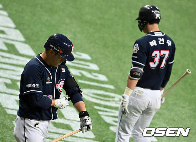 9회초 두산 양석환이 타석을 준비하고 있다. 박건우는 삼진. 2021.11.15 /jpnews@osen.co.kr