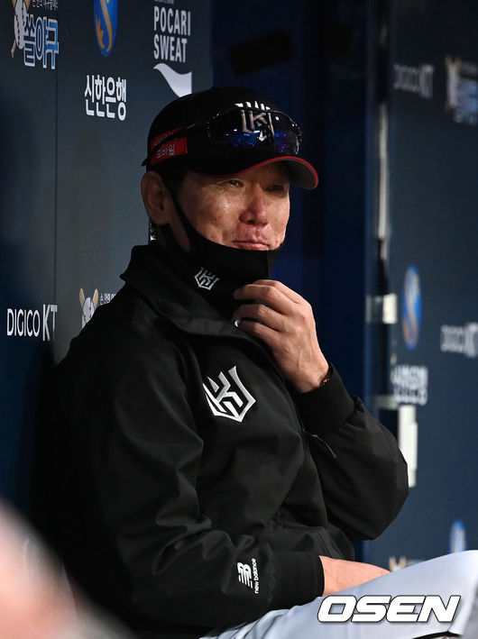 15일 오후 서울 고척스카이돔에서 KT 위즈와 두산 베어스의 2021시즌 KBO리그 한국시리즈 2차전이 열렸다.6회말 KT 이강철 감독이 더그아웃에서 미소를 짓고 있다. 2021.11.15 /sunday@osen.co.kr