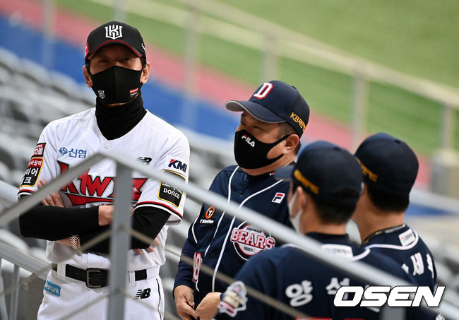 두산 김태형 감독과 KT 이강철 감독이 훈련에 앞서 진행된 미디어데이를 입장을 기다리며 이야기를 나누고 있다. 2021.11.13 