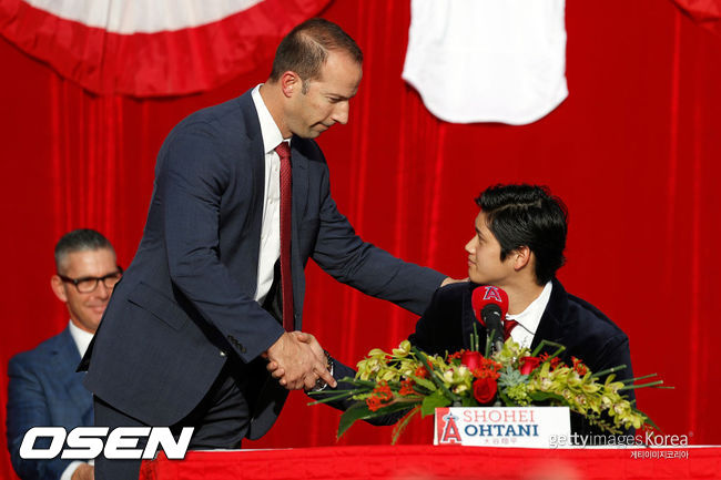 [사진] 2017년 12월 오타니 쇼헤이의 LA 에인절스 입단식에서 빌리 에플러 단장(왼쪽)이 악수를 건네고 있다. ⓒGettyimages(무단전재 및 재배포 금지)