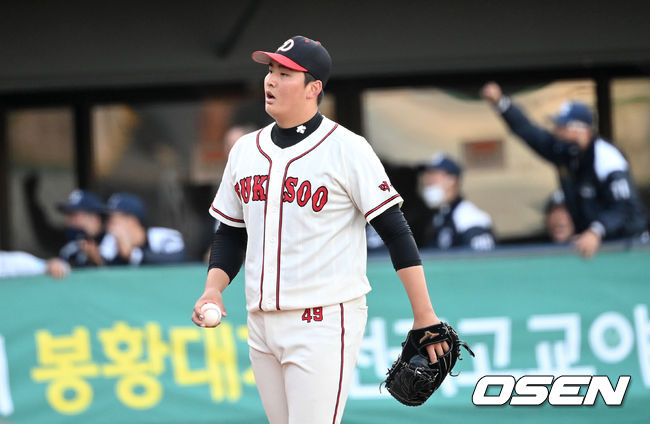 7회말 1사 2루 상황 폭투로 실점한 덕수고 투수 심준석이 아쉬워하고 있다. 2021.11.16 / dreamer@osen.co.kr