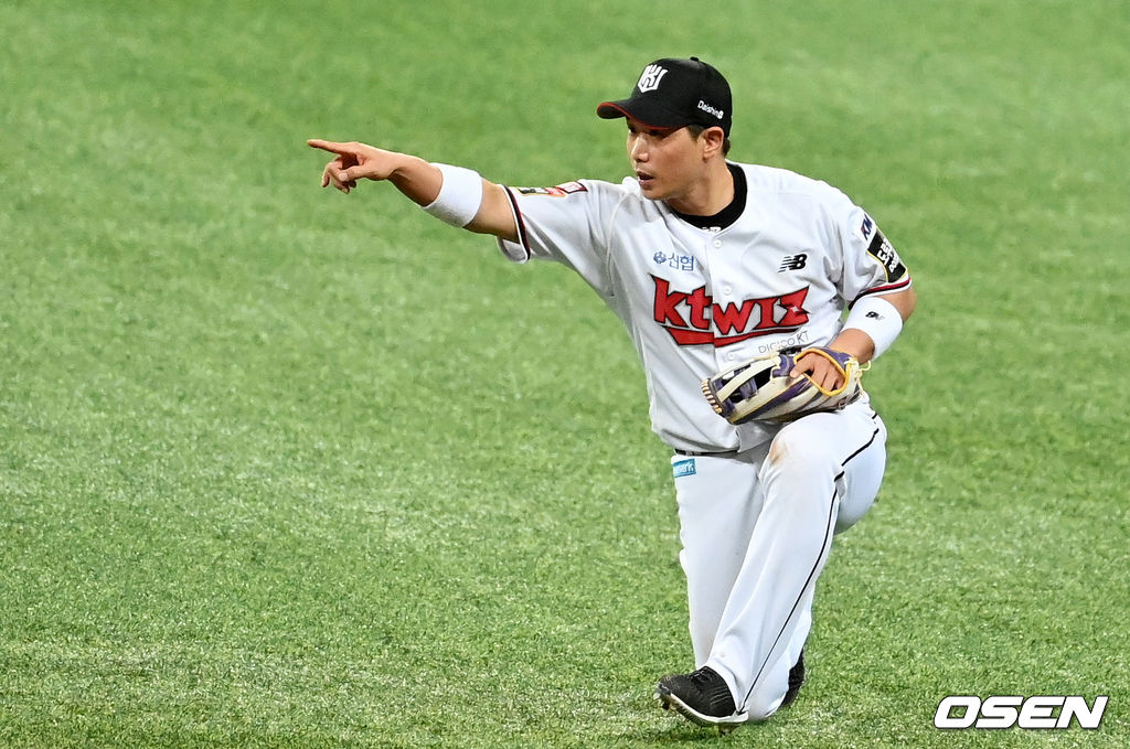 1회초 무사 1,2루에서 두산 페르난데스의 2루땅볼에 호수비로 실점을 막아낸 KT 박경수가 기뻐하고 있다. 2021.11.15 /jpnews@osen.co.kr