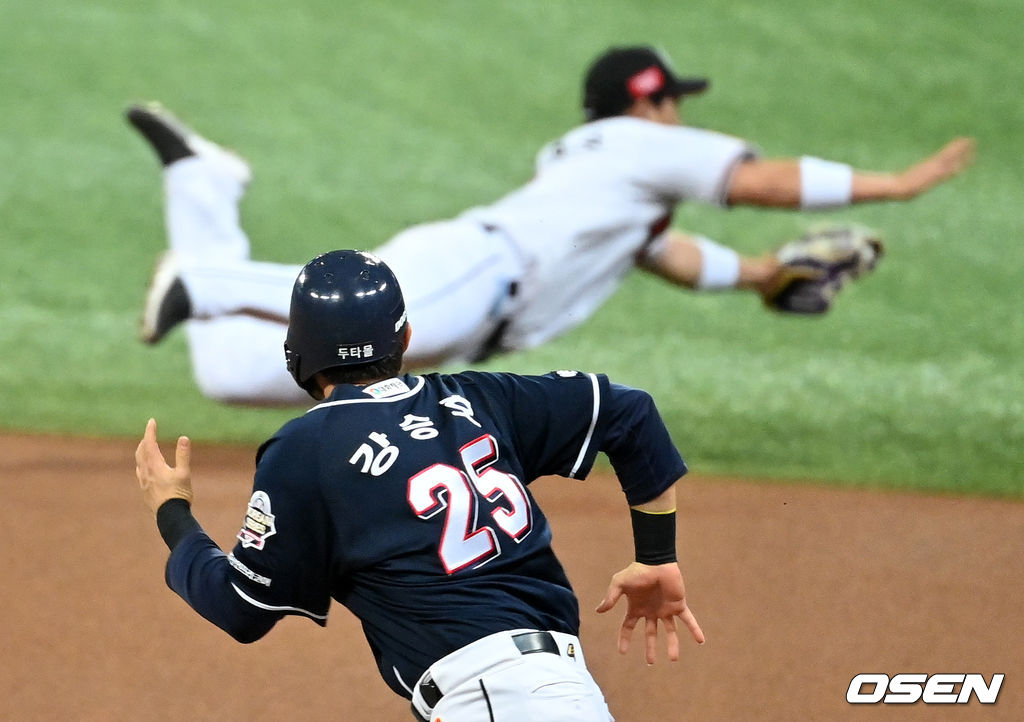 1회초 무사 1,2루에서 KT 박경수가 두산 페르난데스의 2루땅볼에 호수비를 펼치고 있다. 2021.11.15 /jpnews@osen.co.kr