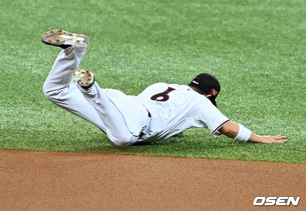 1회초 무사 1,2루에서 KT 박경수가 두산 페르난데스의 2루땅볼에 호수비를 펼치고 있다. 2021.11.15 /jpnews@osen.co.kr