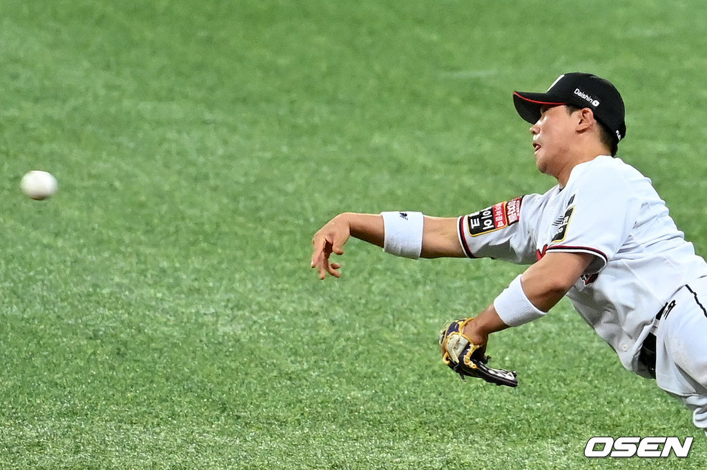 1회초 무사 1,2루에서 KT 박경수가 두산 페르난데스의 2루땅볼를 잡아 2루로 송구, 병살을 완성하고 있다. 2021.11.15 /jpnews@osen.co.kr