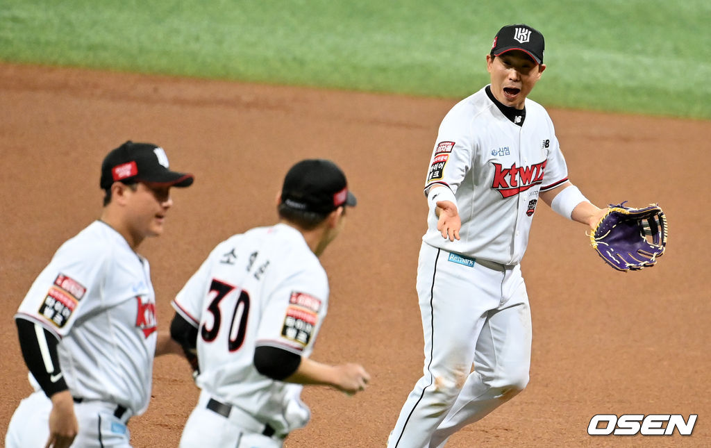 1회초 수비를 마치고 호수비로 실점을 막아낸 KT 박경수가 소형준을 격려하고 있다. 2021.11.15 /jpnews@osen.co.kr