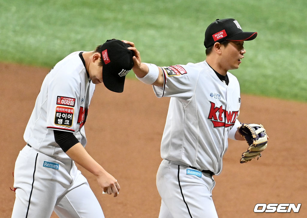 1회초 수비를 마치고 호수비로 실점을 막아낸 KT 박경수가 소형준을 격려하고 있다. 2021.11.15 /jpnews@osen.co.kr
