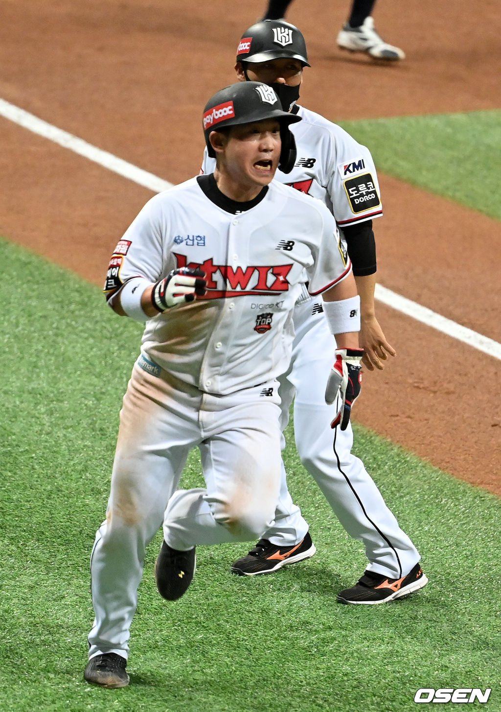 5회말 무사 1,2루에서 2루주자 KT 박경수가 최만호 코치의 만류에도 홈으로 전력질주하고 있다. 2021.11.15 /jpnews@osen.co.kr
