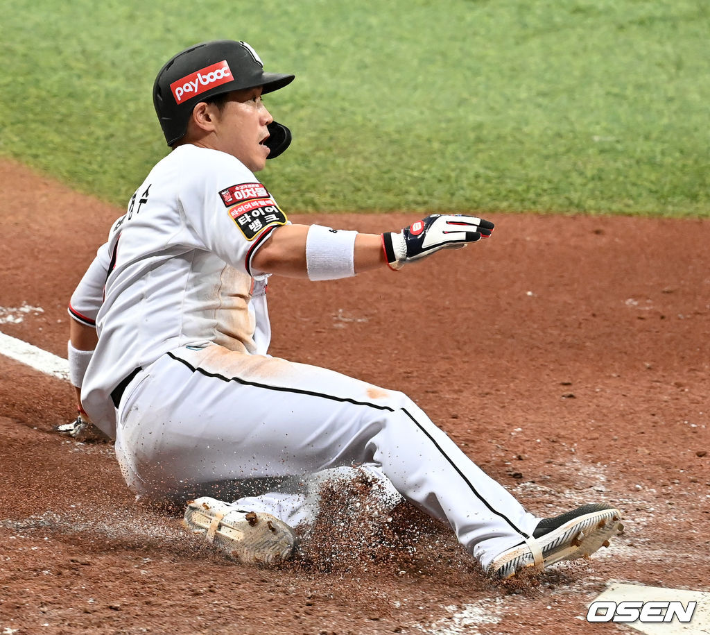 5회말 무사 1,2루에서 2루주자 KT 박경수가 최만호 코치의 만류에도 홈으로 전력질주해 세이프되고 있다. 2021.11.15 /jpnews@osen.co.kr