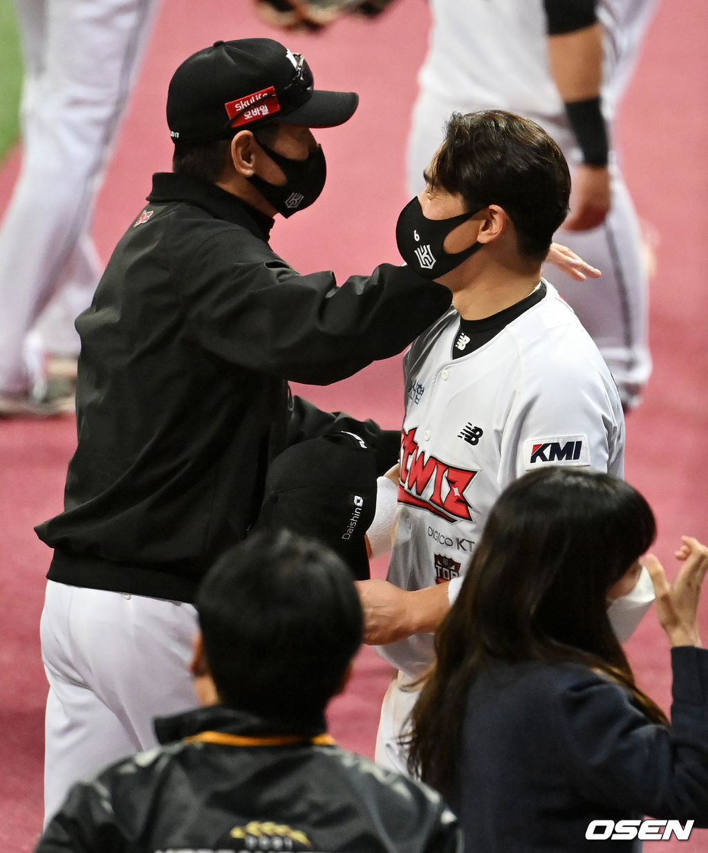 경기를 마치고 KT 이강철 감독이 박경수를 격려하고 있다. 2021.11.15 /jpnews@osen.co.kr