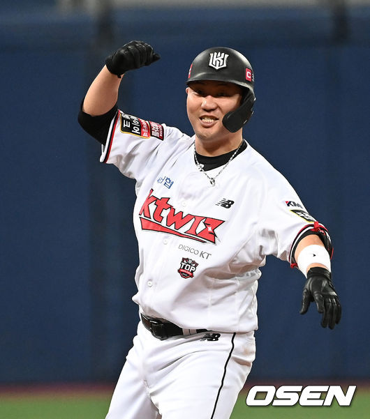 15일 오후 서울 고척스카이돔에서 KT 위즈와 두산 베어스의 2021시즌 KBO리그 한국시리즈 2차전이 열렸다.5회말 1사 만루에서 KT 장성우가 우중간 2타점 적시 2루타를 치고 환호하고 있다. 2021.11.15 /sunday@osen.co.kr