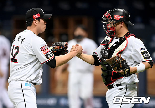 14일 오후 서울 고척스카이돔에서 KT 위즈와 두산 베어스의 2021시즌 KBO리그 한국시리즈 1차전이 열렸다.KT는 14일 서울 고척돔에서 열린 2021 한국시리즈 두산과 1차전에서 4-1로 승리, 기선 제압에 성공했다.경기 종료 후 KT 김재윤과 장성우가 기쁨을 나누고 있다. 2021.11.14 /ksl0919@osen.co.kr