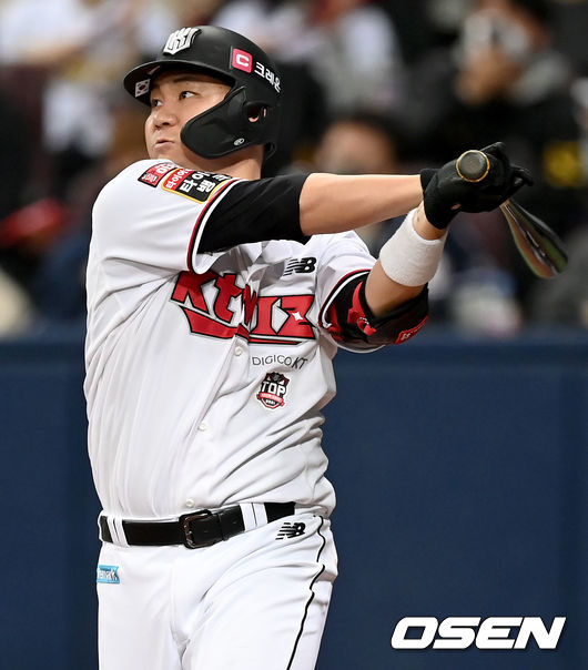 4회말 1사 2, 3루 KT 장성우가 희샐플라이로 타점을 올리고 있다. 2021.11.14