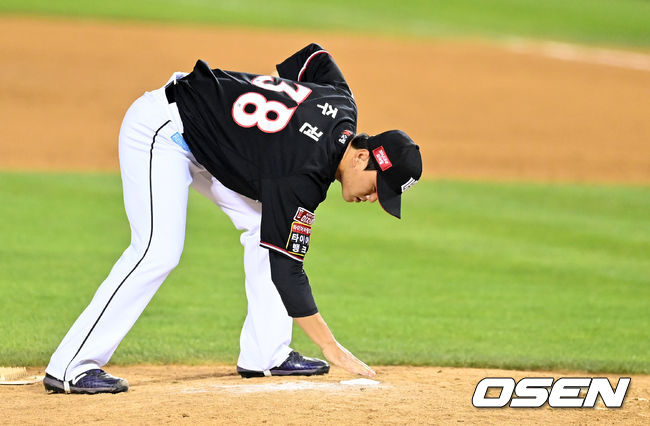 KT 투수 주권이 마운드에 올라 투구를 준비하고 있다. /OSEN DB