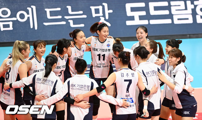 경기를 마치고 IBK기업은행 선수들이 기뻐하고 있다. 2021.11.16 /rumi@osen.co.kr