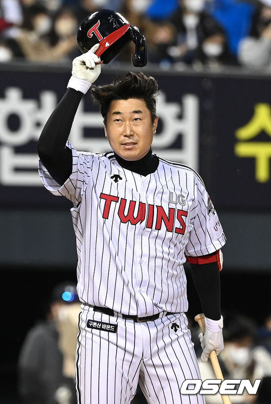 준플레이오프 3차전, 9회말 2사 주자없는 상황 대타로 나선 LG 이성우가 팬들에게 헬멧을 벗어 인사하고 있다. /OSEN DB