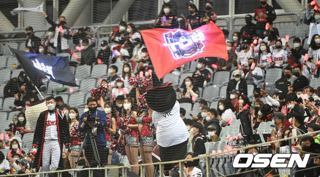 KT 응원단이 열띤 응원을 펼치고 있다. /sunday@osen.co.kr