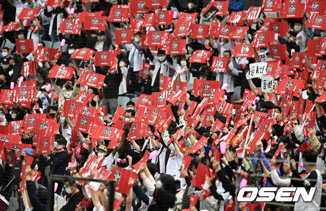 7회 KT 팬들이 열띤 응원을 선보이고 있다. /jpnews@osen.co.kr