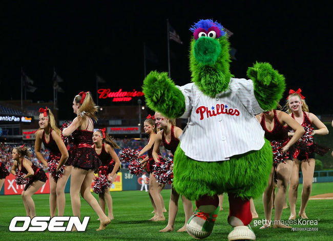 [사진] 지난 2018년 치어리더 팀과 공연 중인 필라델피아 필리스의 마스코트 '필리 패너틱'.  ⓒGettyimages(무단전재 및 재배포 금지)