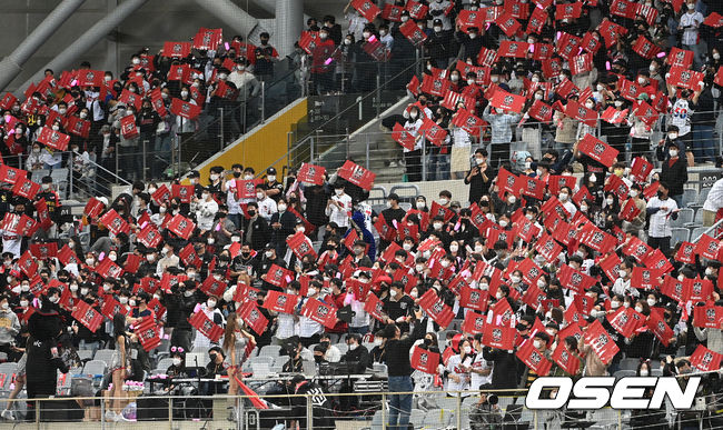 17일 오후 서울 고척스카이돔에서 두산 베어스와 KT 위즈의 2021시즌 KBO리그 한국시리즈 3차전이 열렸다.KT 팬들이 열띤 응원을 펼치고 있다. 2021.11.17 /sunday@osen.co.kr