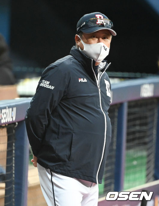 경기 앞서 두산 김태형 감독이 선수들의 훈련을 지켜보고 있다.   2021.11.17/ soul1014@osen.co.kr
