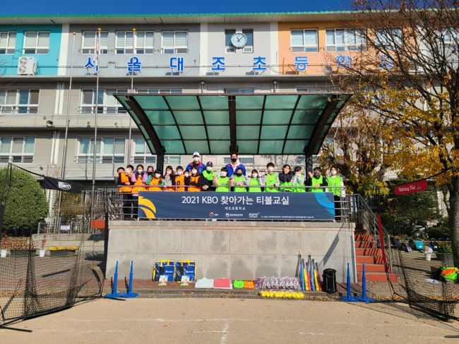 KBO가 주최하는 ‘찾아가는 티볼교실’이 열린 17일, 심수창 MBC 스포츠플러스 야구해설위원이 예일여중에 방문했다. / 한국티볼연맹 제공