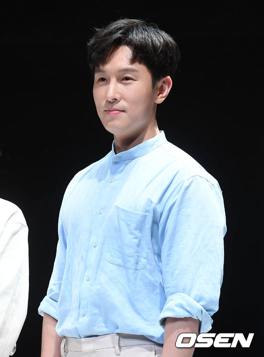 15일 오후 서울 종로구 대학로 아트원씨어터에서 연극 ‘렁스’ 프레스콜 행사가 열렸다.<br /><br />배우 김동완이 포즈를 취하고 있다. /cej@osen.co.kr