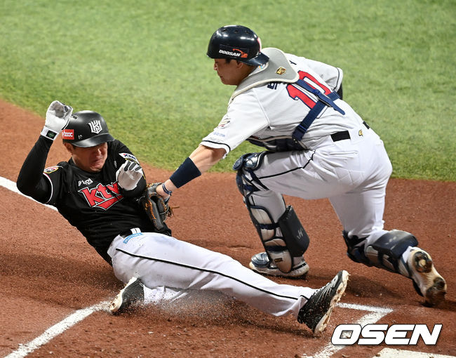 2회초 2사 2루에서 KT 유한준이 배정대의 중전안타에 홈에서 두산 박세혁에 태그아웃 당하고 있다. 2021.11.17 /jpnews@osen.co.kr