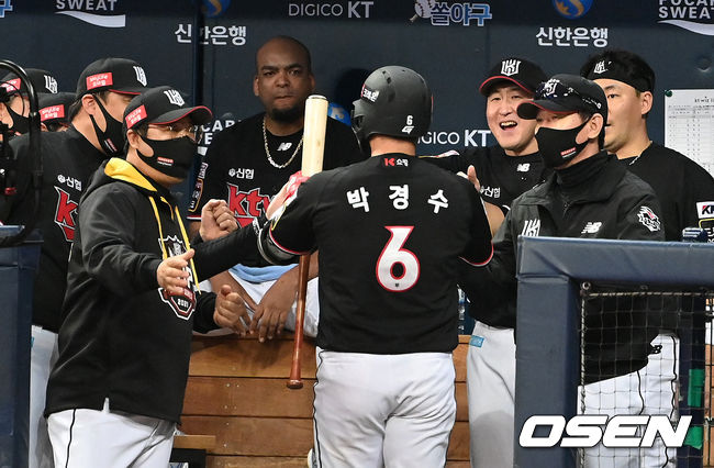 17일 오후 서울 고척스카이돔에서 두산 베어스와 KT 위즈의 2021시즌 KBO리그 한국시리즈 3차전이 열렸다.5회초 1사에서 KT 박경수가 좌월 솔로 홈런을 치고 더그아웃에서 이강철 감독의 축하를 받고 있다. 2021.11.17 /sunday@osen.co.kr