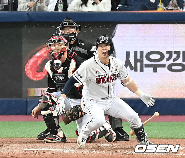 8회말 2사 2루 상황 두산 박건우가 추격의 1타점 적시타를 날리고 있다.  2021.11.17 