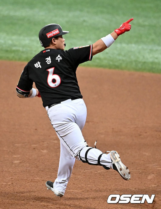 5회초 1사에서 KT 박경수가 선제 좌월 솔로포를 날리고 세리머니를 하며 그라운드를 돌고 있다. 2021.11.17 /jpnews@osen.co.kr