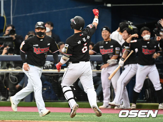 17일 오후 서울 고척스카이돔에서 두산 베어스와 KT 위즈의 2021시즌 KBO리그 한국시리즈 3차전이 열렸다.5회초 1사에서 KT 박경수가 좌월 솔로 홈런을 치고 환호하고 있다. 2021.11.17 /sunday@osen.co.kr