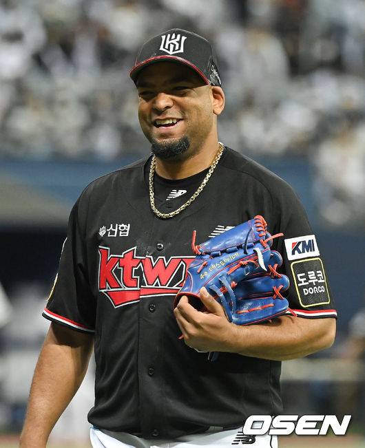 5회말 이닝종료 후 KT 데스파이네가 미소 지으며 더그아웃으로 들어가고 있다. 2021.11.17/ soul1014@osen.co.kr