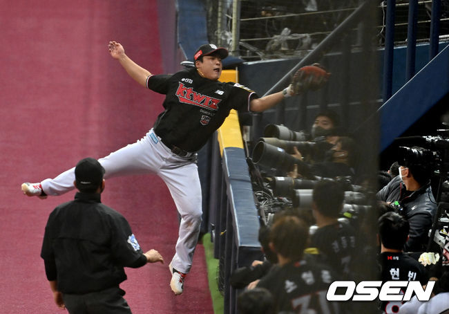 4회말 2사에서 KT 강백호가 두산 강승호의 파울 플라이 타구를 잡아내고 있다. 2021.11.17 /jpnews@osen.co.kr