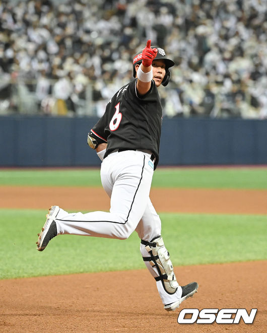 5회초 1사 KT 박경수가 선취 솔로홈런을 날리고 팬들에게 손짓하고 있다  2021.11.17/ soul1014@osen.co.kr