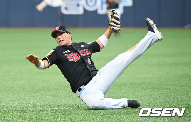 17일 오후 서울 고척스카이돔에서 두산 베어스와 KT 위즈의 2021시즌 KBO리그 한국시리즈 3차전이 열렸다.8회말 두산 선두타자 박세혁의 내야안타때 박경수 2루수가 타구를 한번 놓친뒤 1루로 송구하고 있다.  2021.11.17