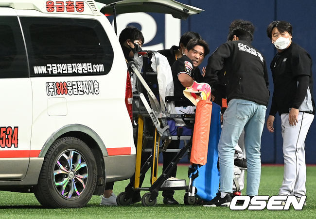 17일 오후 서울 고척스카이돔에서 두산 베어스와 KT 위즈의 2021시즌 KBO리그 한국시리즈 3차전이 열렸다.8회말 1사 1루에서 KT 박경수가 두산 안재석의 타구를 수비하는 과정에서 부상을 당하고 구급차에 실려 그라운드를 나가고 있다. 2021.11.17 /sunday@osen.co.kr
