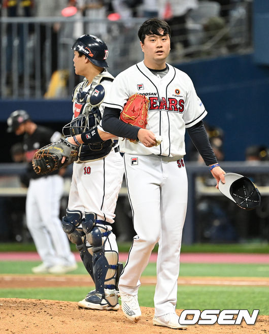 17일 오후 서울 고척스카이돔에서 두산 베어스와 KT 위즈의 2021시즌 KBO리그 한국시리즈 3차전이 열렸다.7회초 무사 1,2루에서 두산 이영하가 마운드를 내려가고 있다. 2021.11.17 /sunday@osen.co.kr