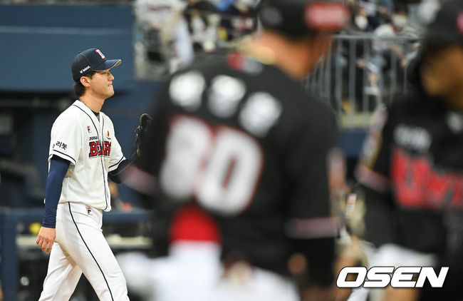 17일 오후 서울 고척스카이돔에서 두산 베어스와 KT 위즈의 2021시즌 KBO리그 한국시리즈 3차전이 열렸다.7회초 1사 1,3루 KT 조용호에게 1타점 적시타를 허용한 두산 홍건희 투수가 아쉬워하고 있다.  2021.11.17/ soul1014@osen.co.kr