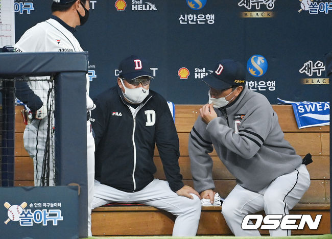 17일 오후 서울 고척스카이돔에서 두산 베어스와 KT 위즈의 2021시즌 KBO리그 한국시리즈 3차전이 열렸다.8회초 이닝종료 후 두산 김태형 감독이 더그아웃에 앉아 경기를 지켜보고 있다 2021.11.17/ soul1014@osen.co.kr