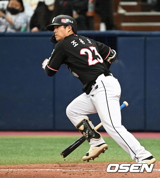 17일 오후 서울 고척스카이돔에서 두산 베어스와 KT 위즈의 2021시즌 KBO리그 한국시리즈 3차전이 열렸다.7회초 1사 1,3루에서 KT 조용호가 좌중간 적시타를 치고 있다. 2021.11.17 /sunday@osen.co.kr