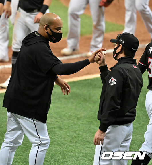 경기를 마치고 KT 이강철 감독이 데스파이네와 승리를 기뻐하고 있다. 2021.11.17 /jpnews@osen.co.kr