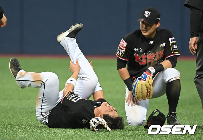 17일 오후 서울 고척스카이돔에서 두산 베어스와 KT 위즈의 2021시즌 KBO리그 한국시리즈 3차전이 열렸다.8회말 1사 1루 두산 안재석의 우익수 앞 땅볼때 박경수 2루수가 포구 과정서 부상을 당한뒤 엠뷸런스에 실리고 있다.  2021.11.17/ soul1014@osen.co.kr