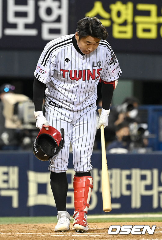 이성우가 준플레이오프 3차전 9회 대타로 나와 팬들에게 인사하고 있다. /OSEN DB